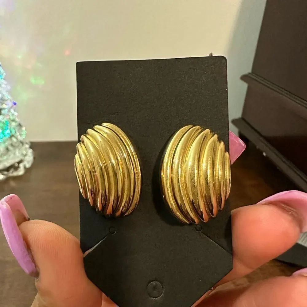 VINTAGE ST.JOHN GOLDTONE CLIP EARRINGS